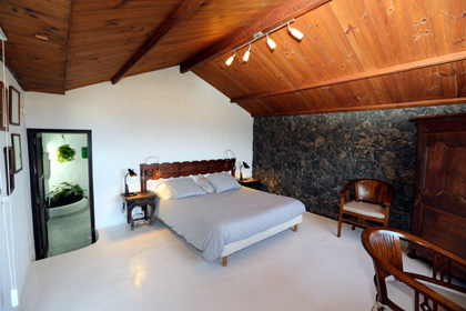 Lanzarote, Casa Dominique - Stil des Zimmers an grossem Bett 