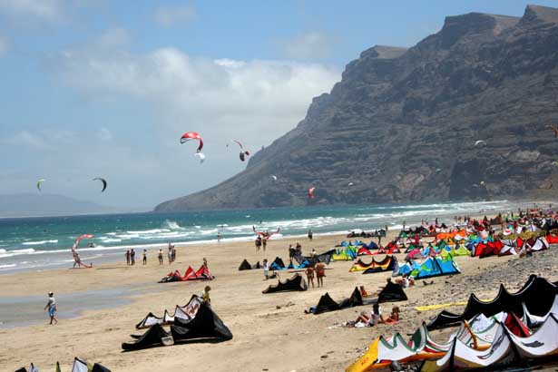 Kitesurfen auf dem Strand von Famara