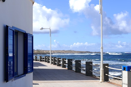 El paseo maritimo delante de la casa del pueblo