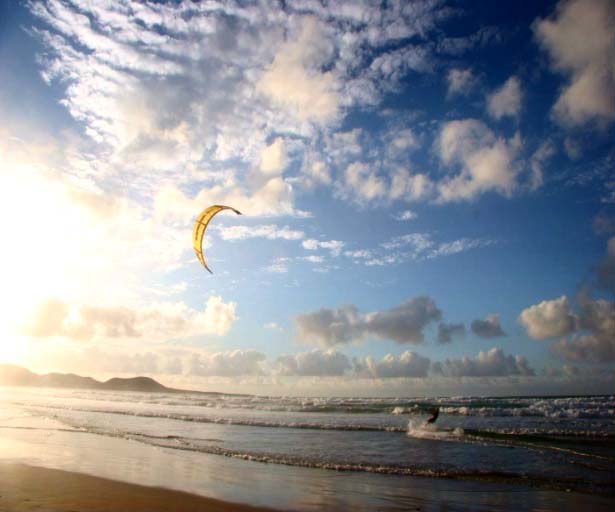 Kitesurf en la playa de Famara